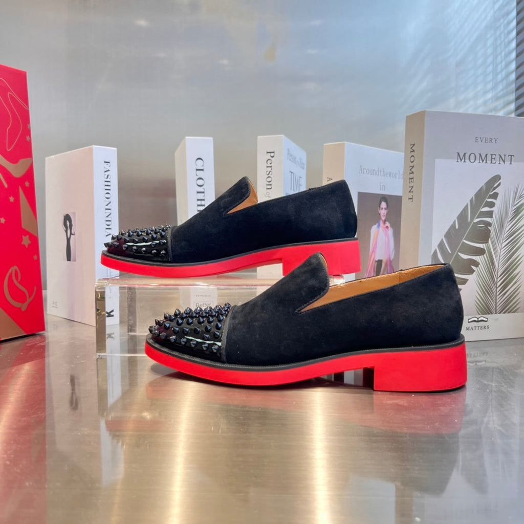 Botas con suela roja y suela de neumático
