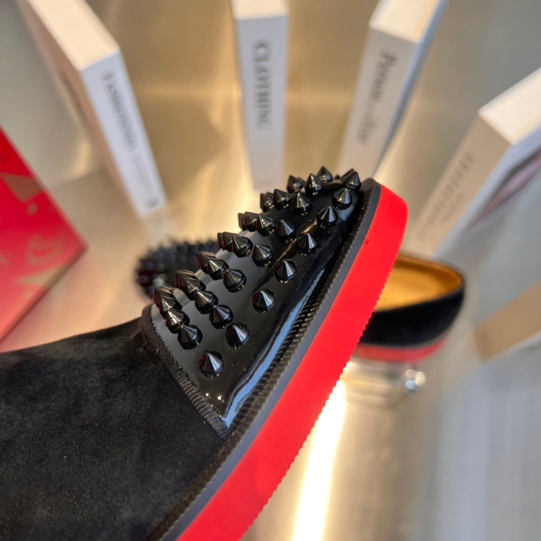 Botas con suela roja y suela de neumático