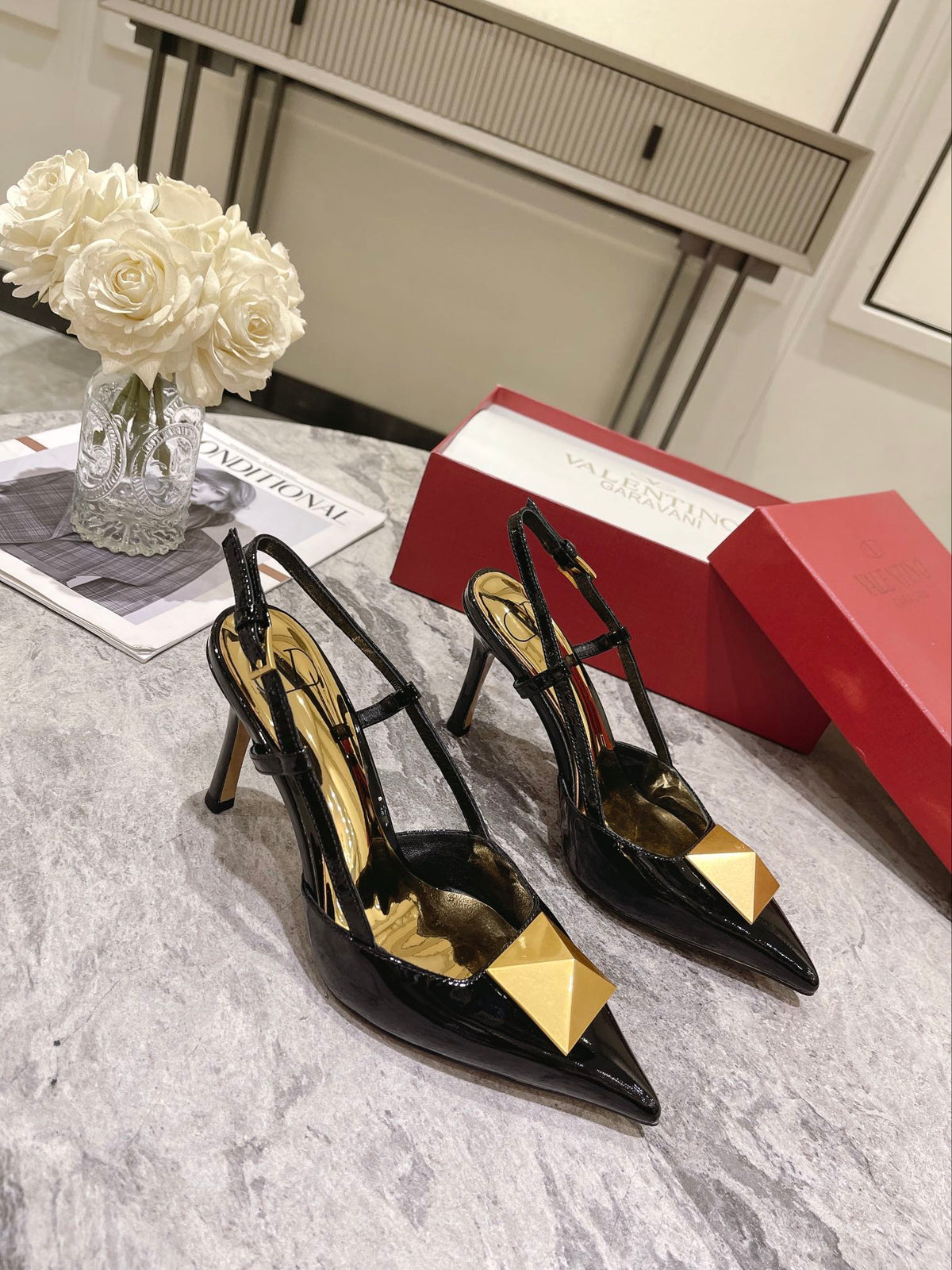 Tacones de charol con tachuelas