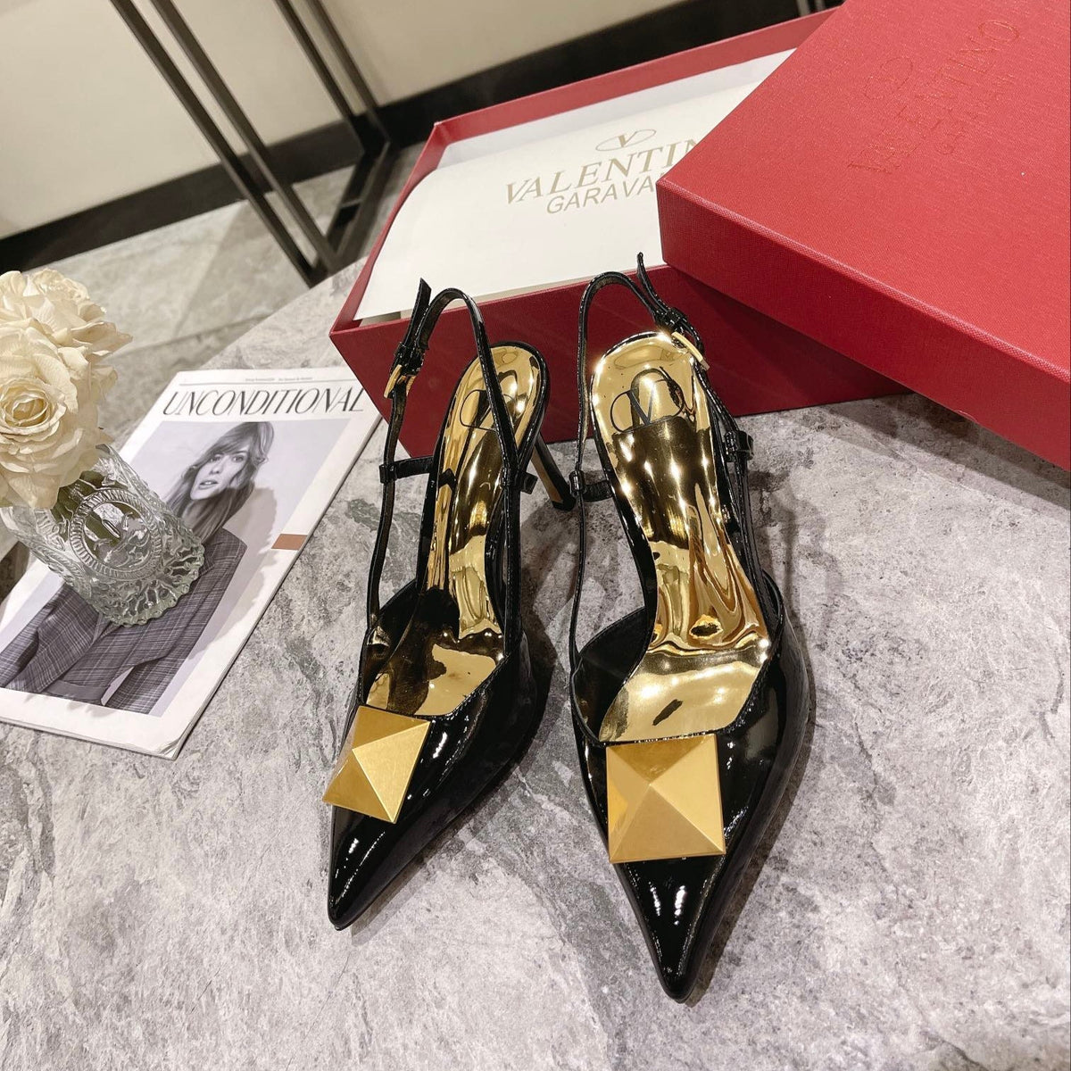 Tacones de charol con tachuelas