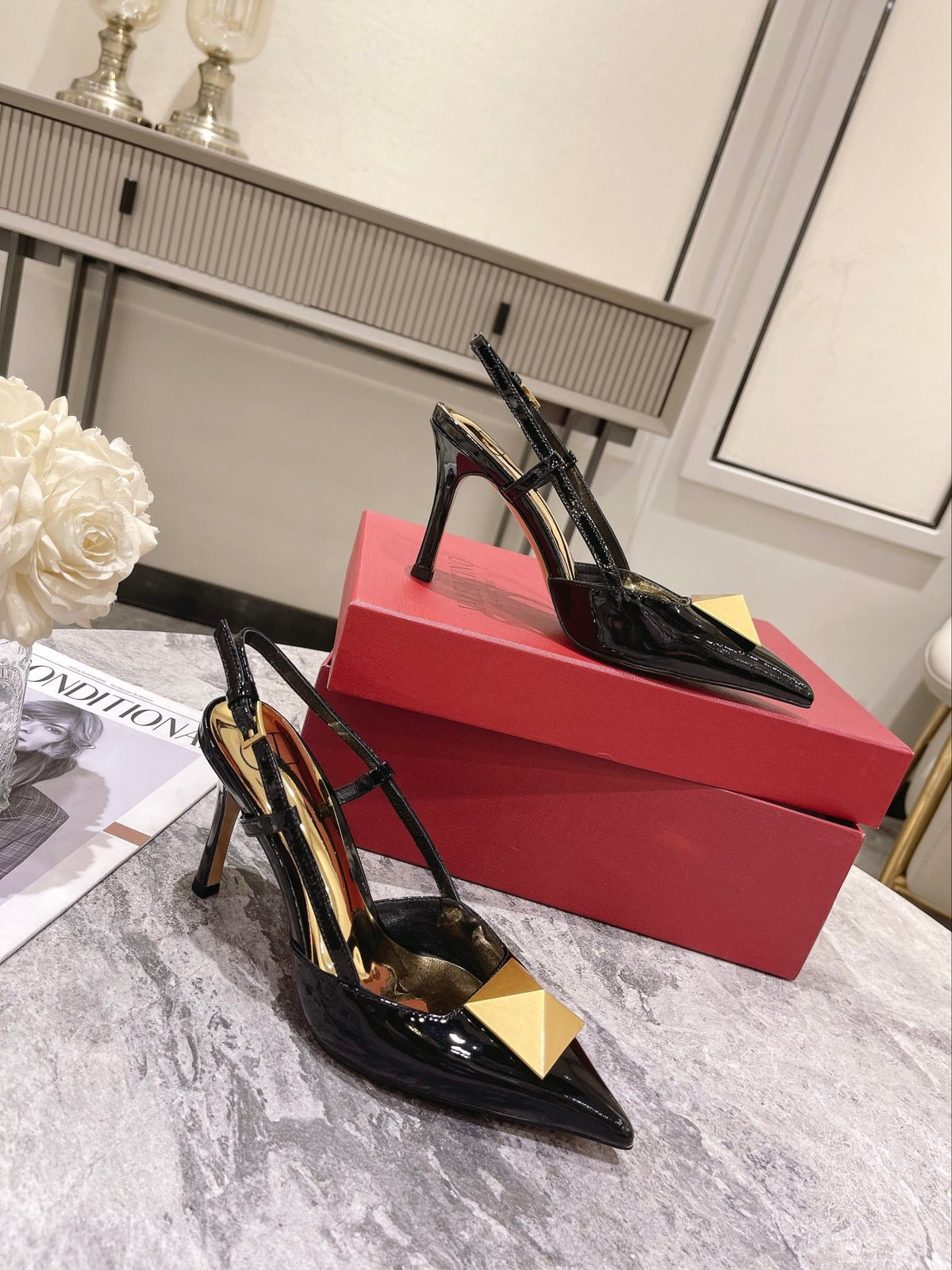 Tacones de charol con tachuelas