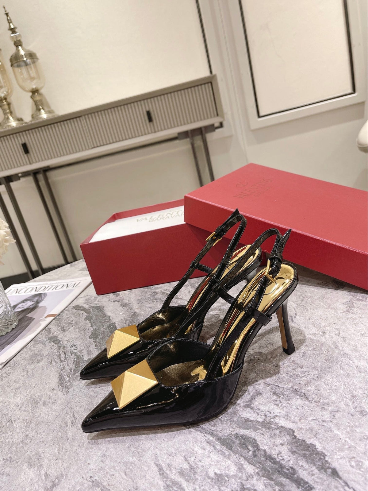 Tacones de charol con tachuelas