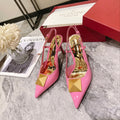 Tacones de charol con tachuelas