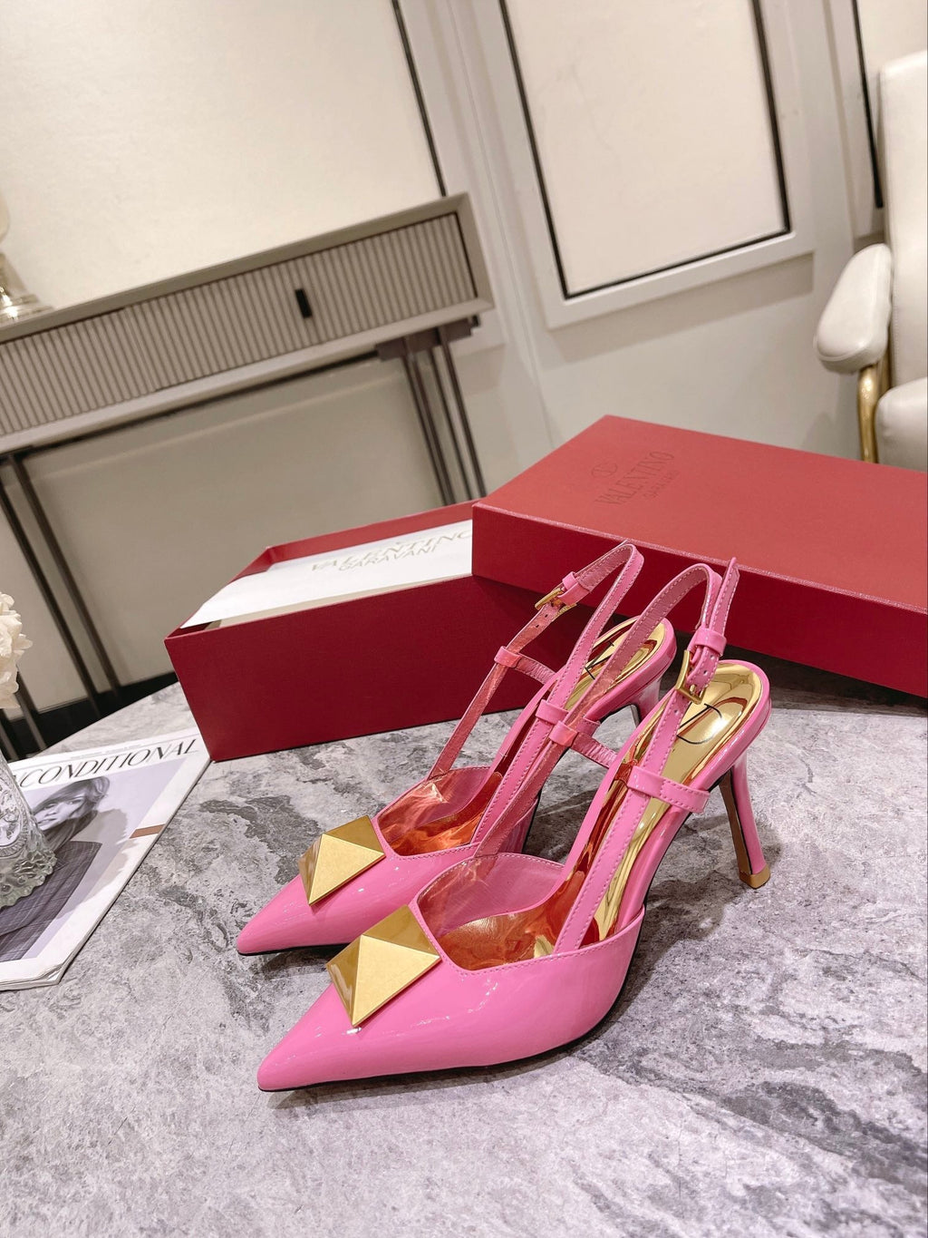Tacones de charol con tachuelas