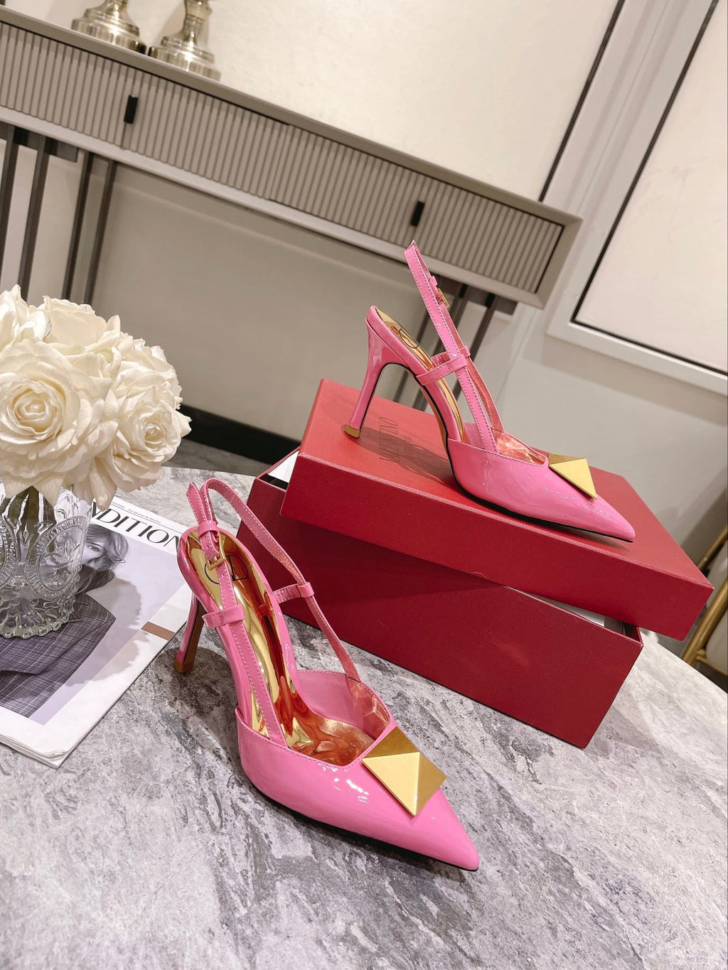 Tacones de charol con tachuelas