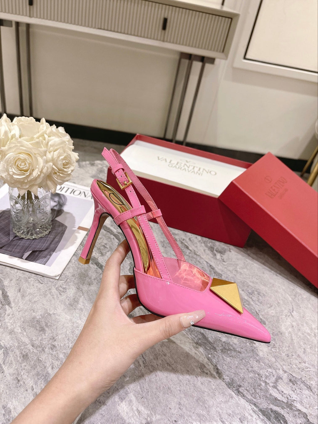 Tacones de charol con tachuelas