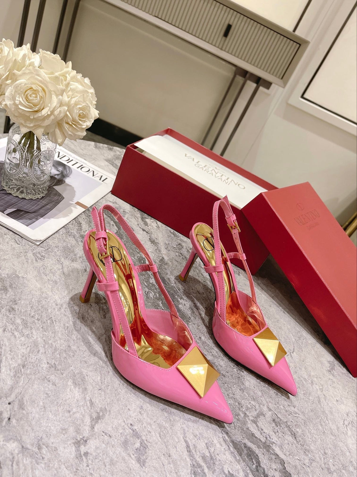 Tacones de charol con tachuelas