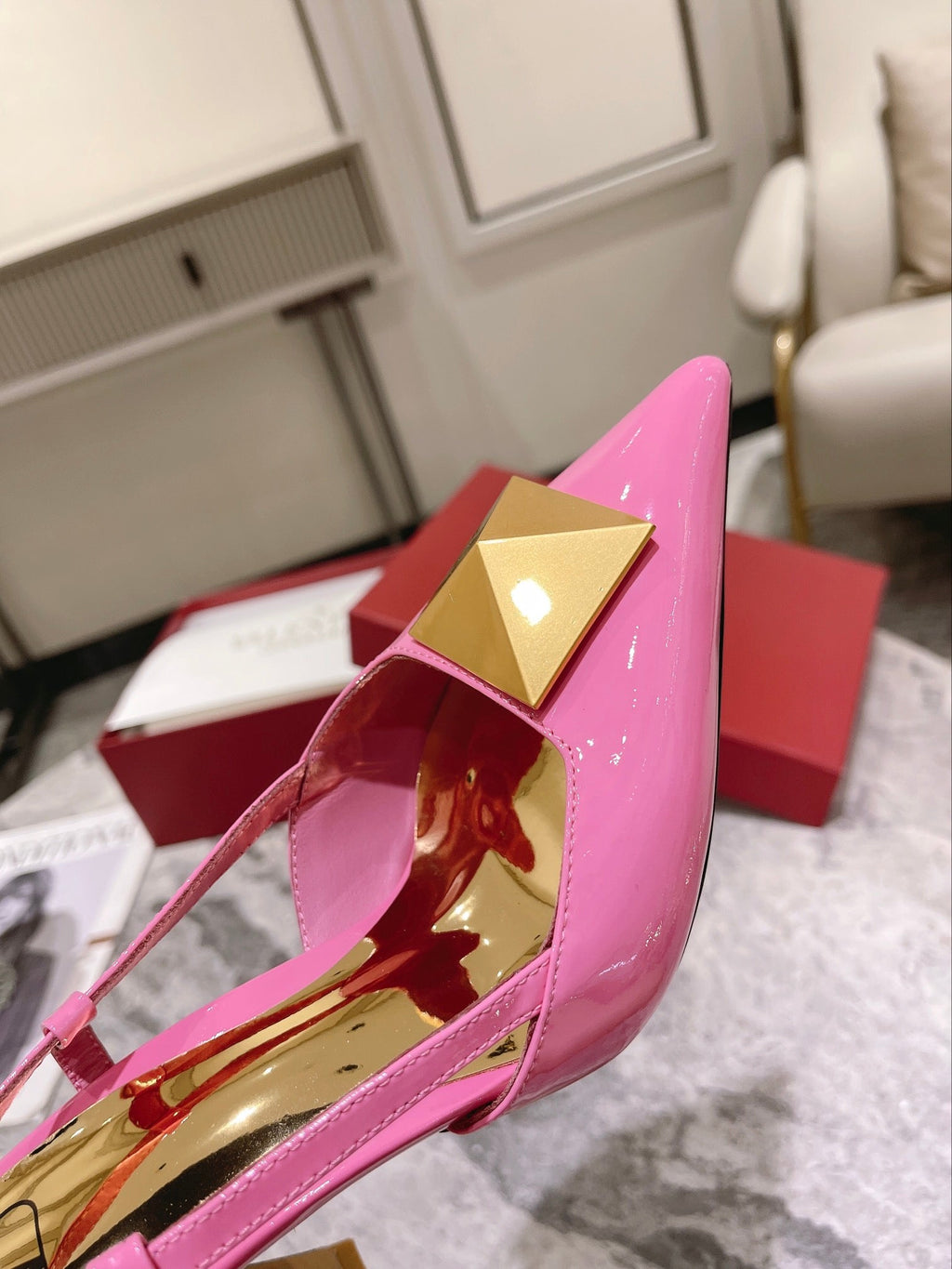 Tacones de charol con tachuelas