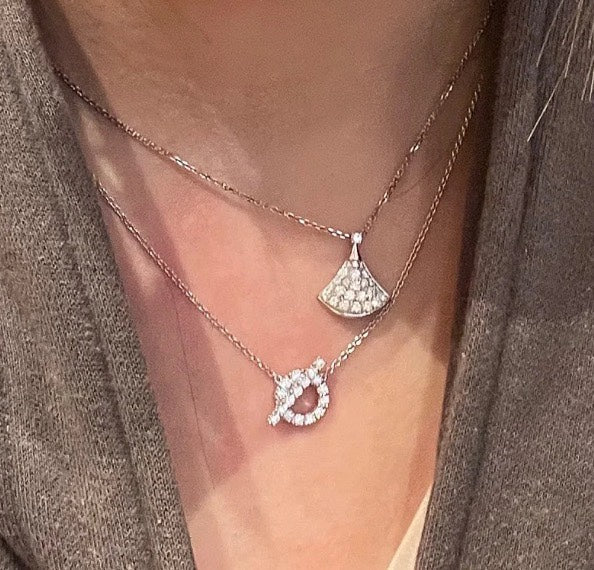 Conjunto de collar y pendientes Hollow Q