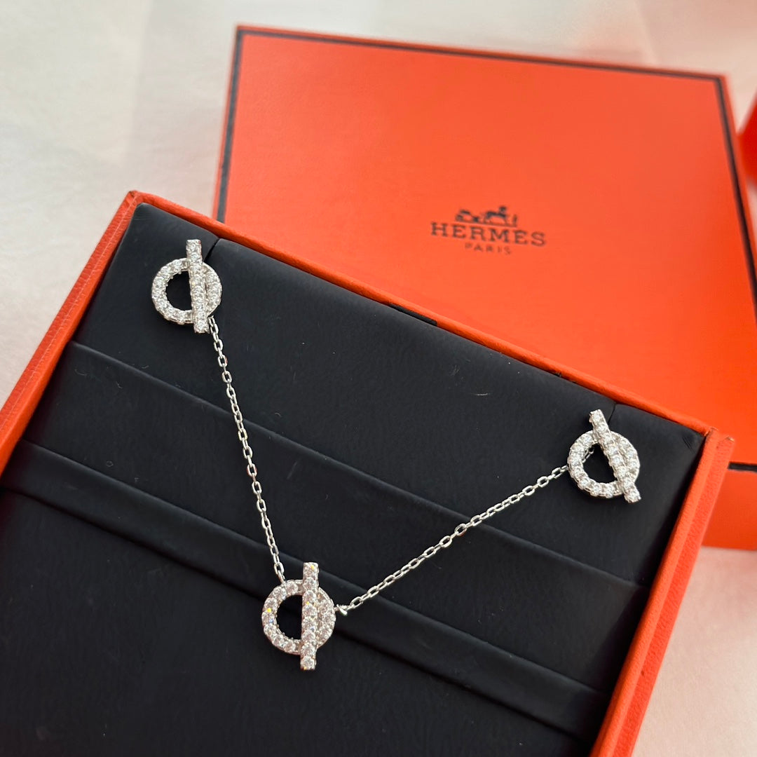 Conjunto de collar y pendientes Hollow Q