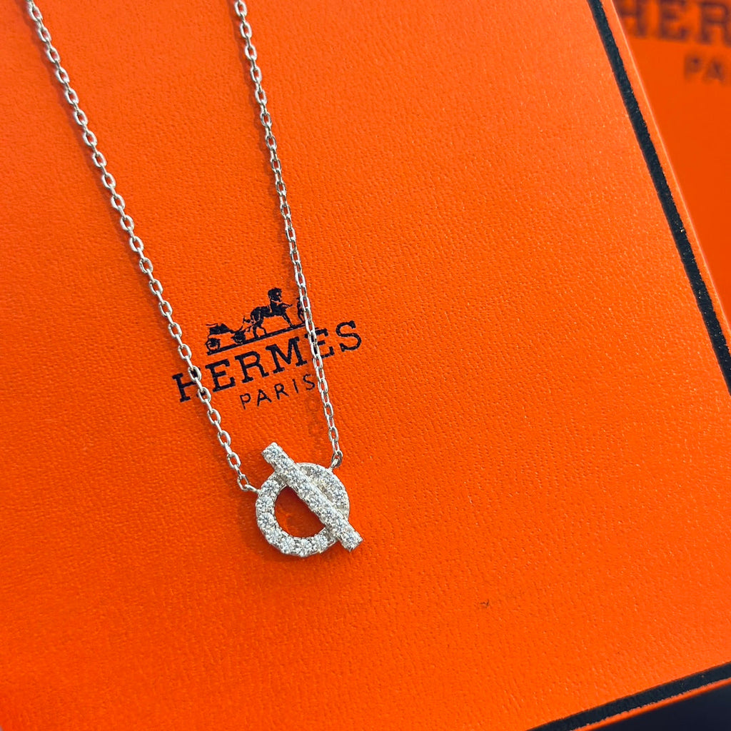 Conjunto de collar y pendientes Hollow Q