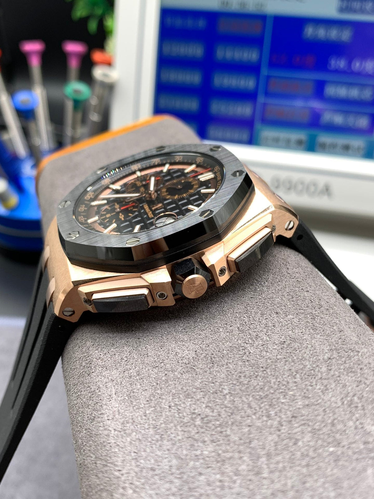 Cronógrafo de 44 mm con esfera negra y oro rosa