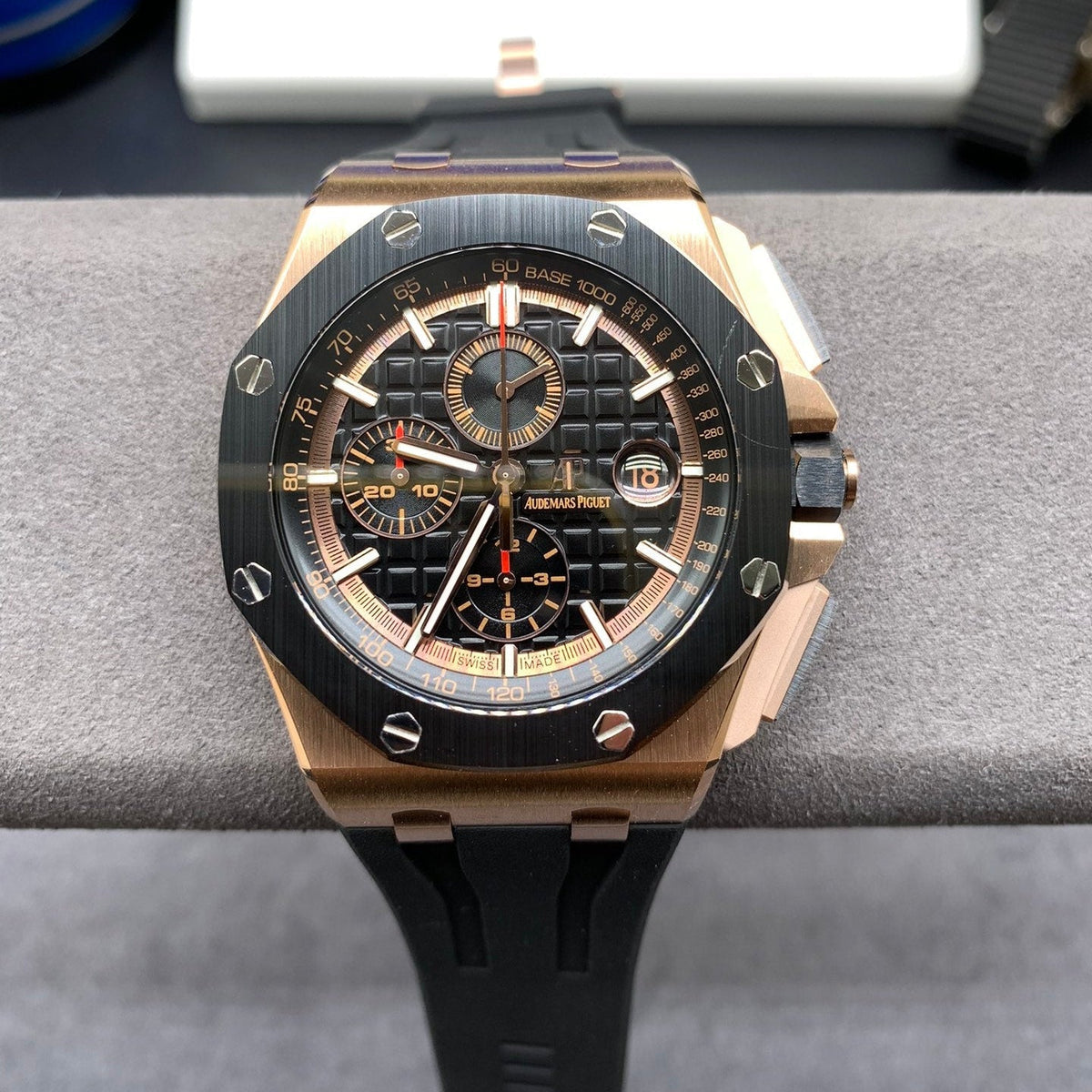 Cronógrafo de 44 mm con esfera negra y oro rosa