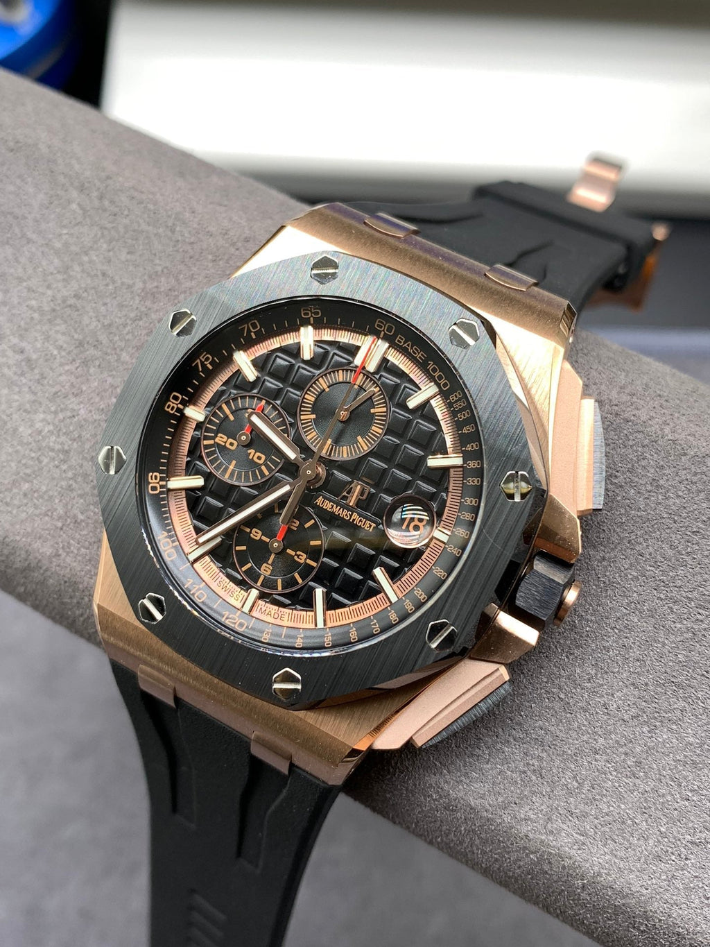 Cronógrafo de 44 mm con esfera negra y oro rosa