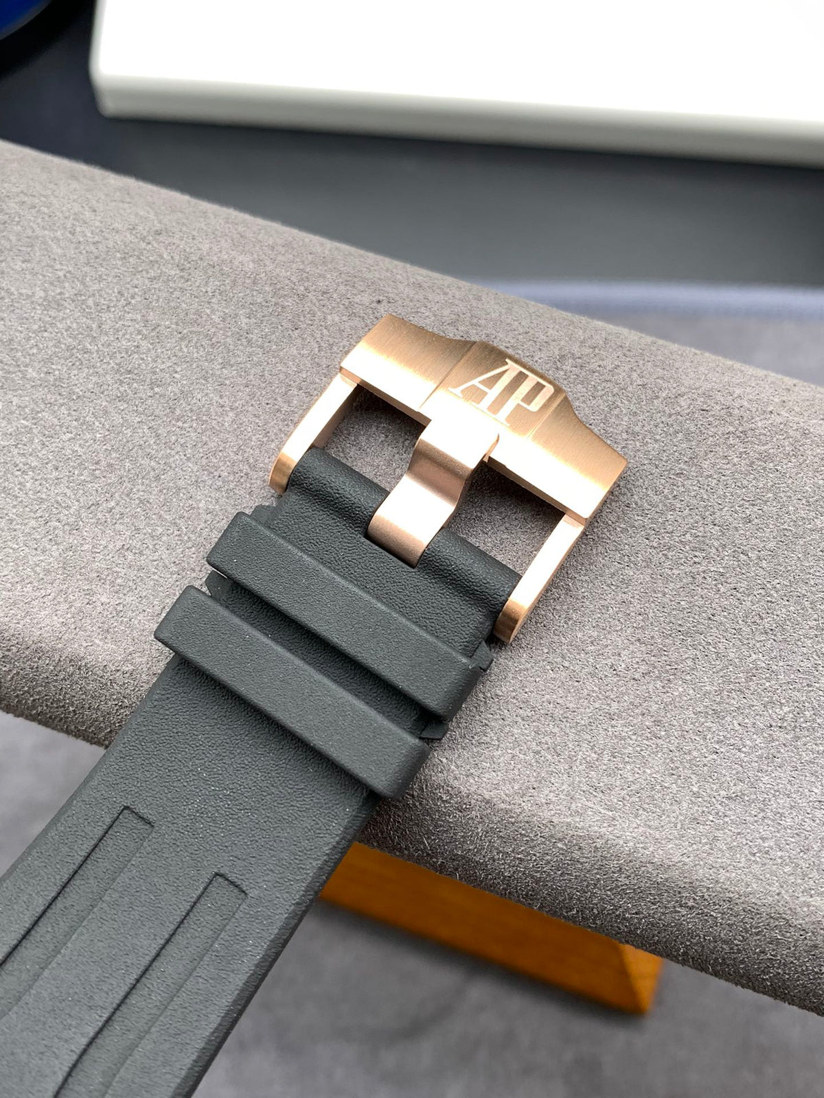 Cronógrafo de 44 mm con esfera negra y oro rosa