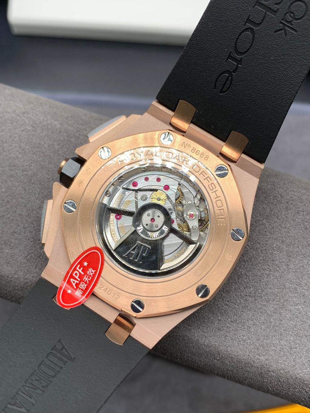 Cronógrafo de 44 mm con esfera negra y oro rosa