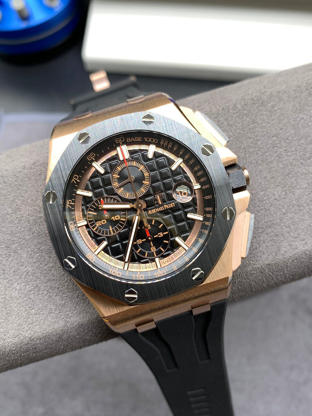 Cronógrafo de 44 mm con esfera negra y oro rosa