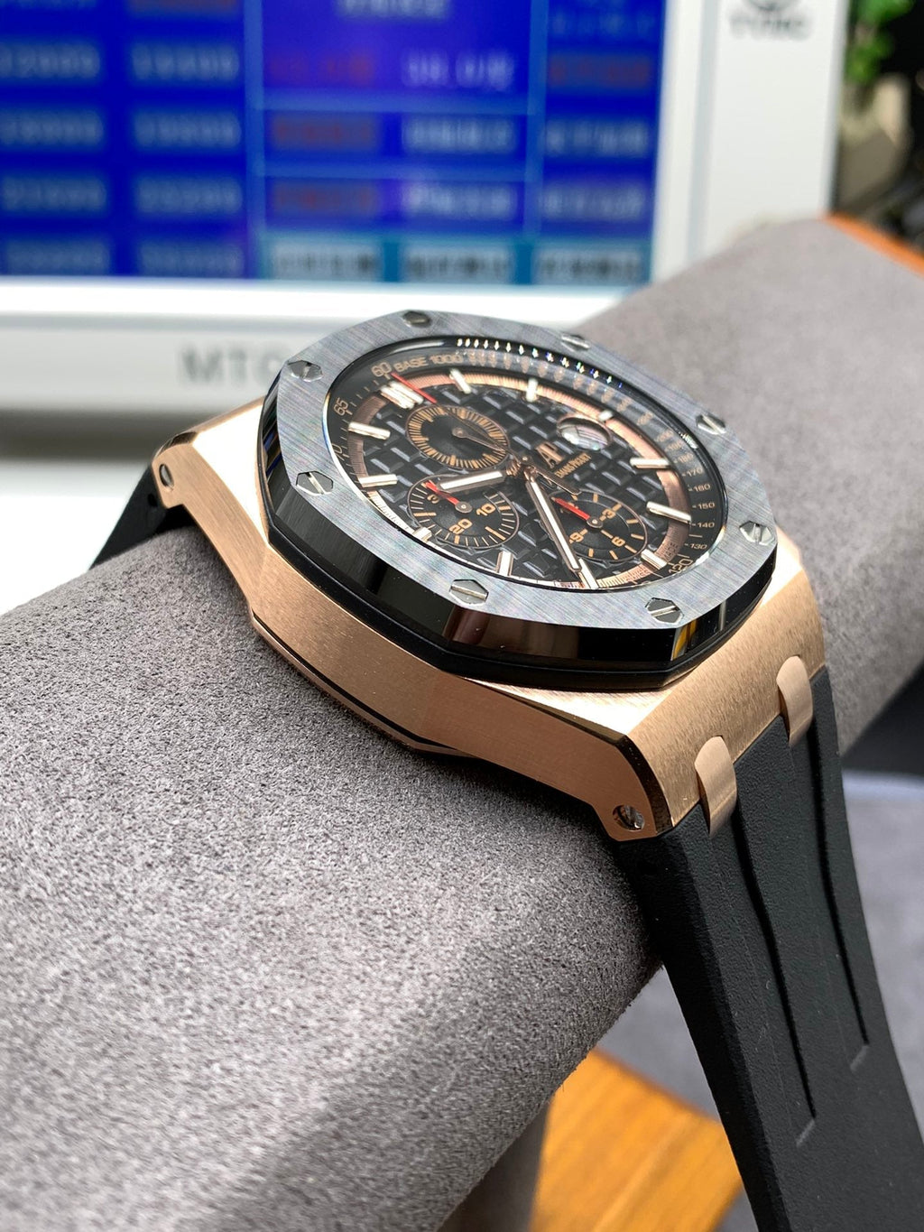 Cronógrafo de 44 mm con esfera negra y oro rosa