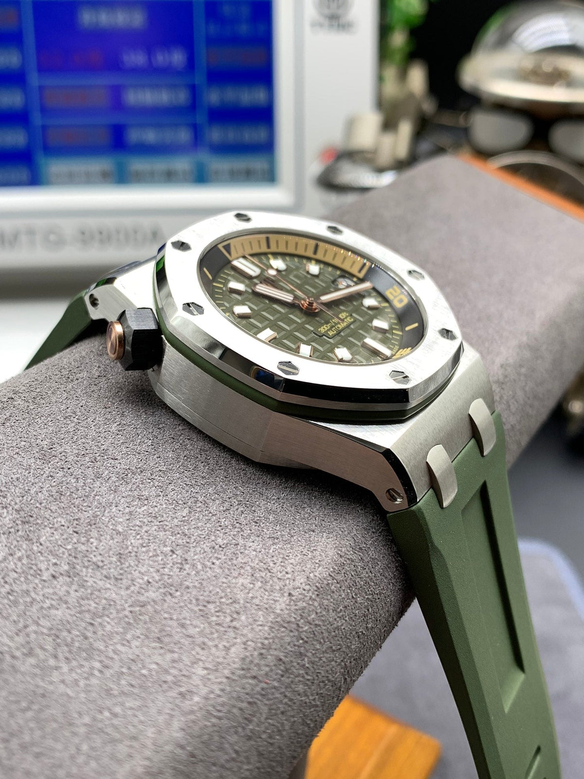 Reloj automático de buceo verde de 42 mm