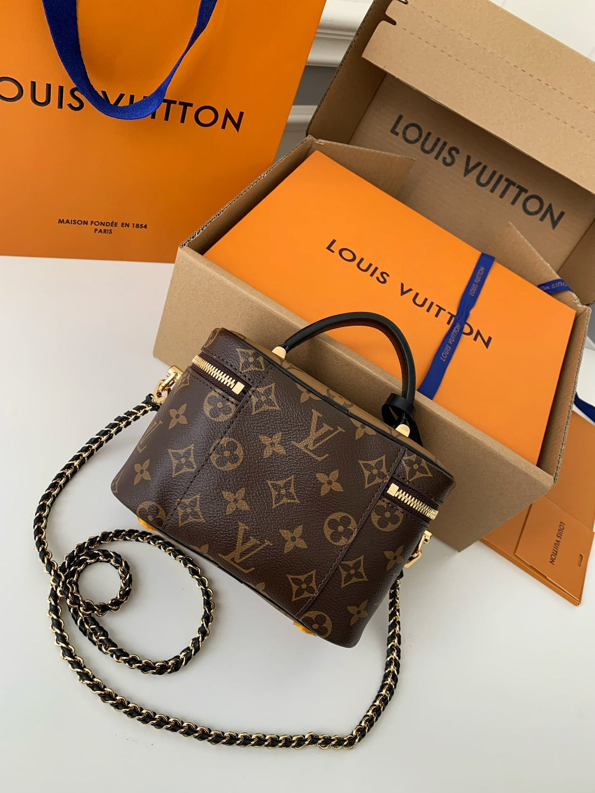 Bolso pequeño de tocador clásico