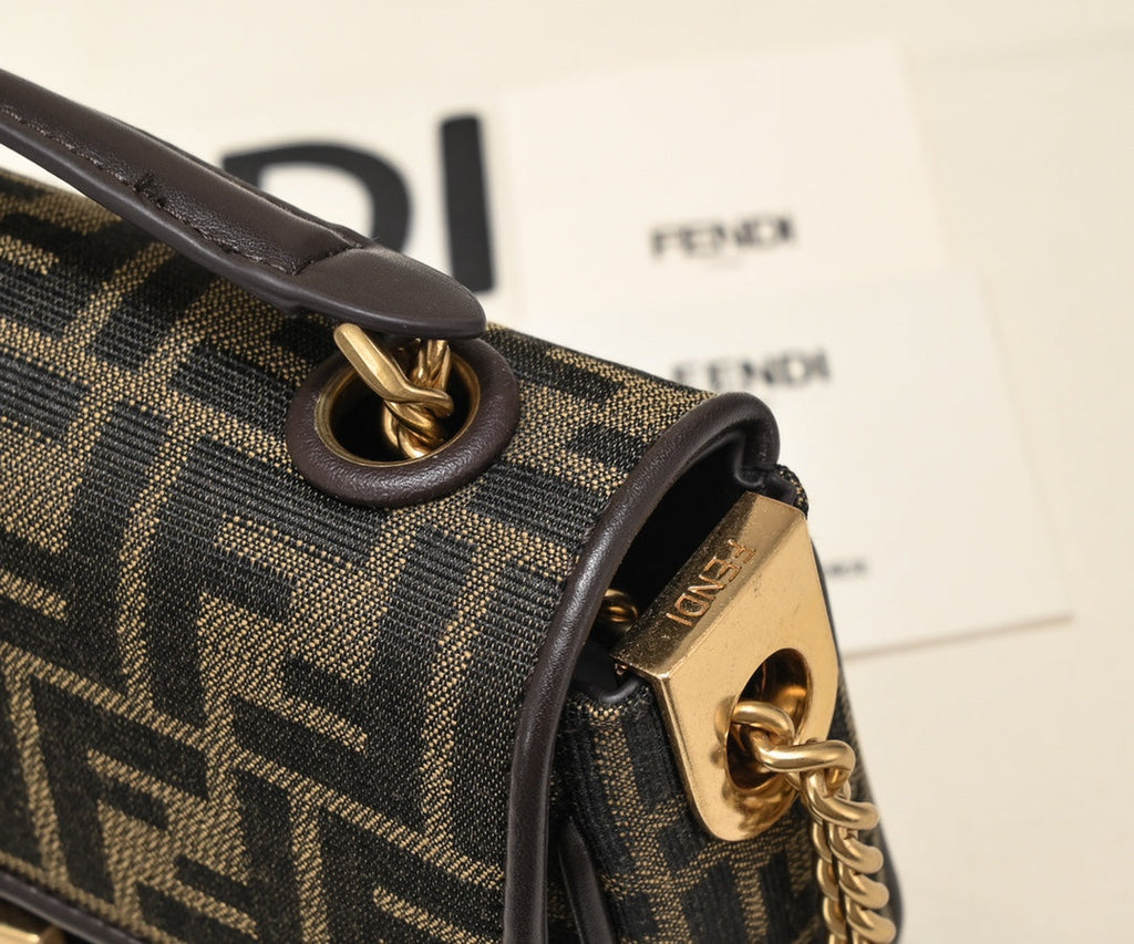 Bolsa baguette pequeña con monograma