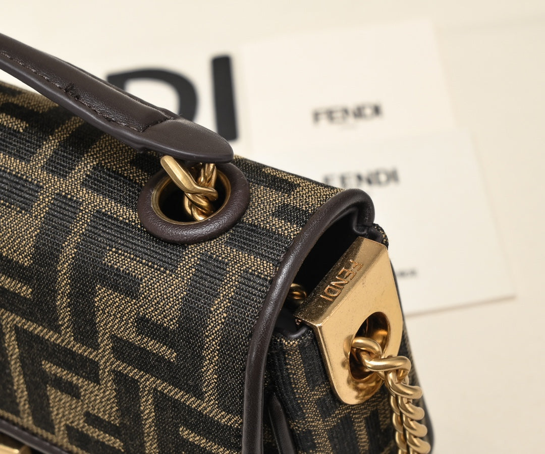 Bolsa baguette pequeña con monograma