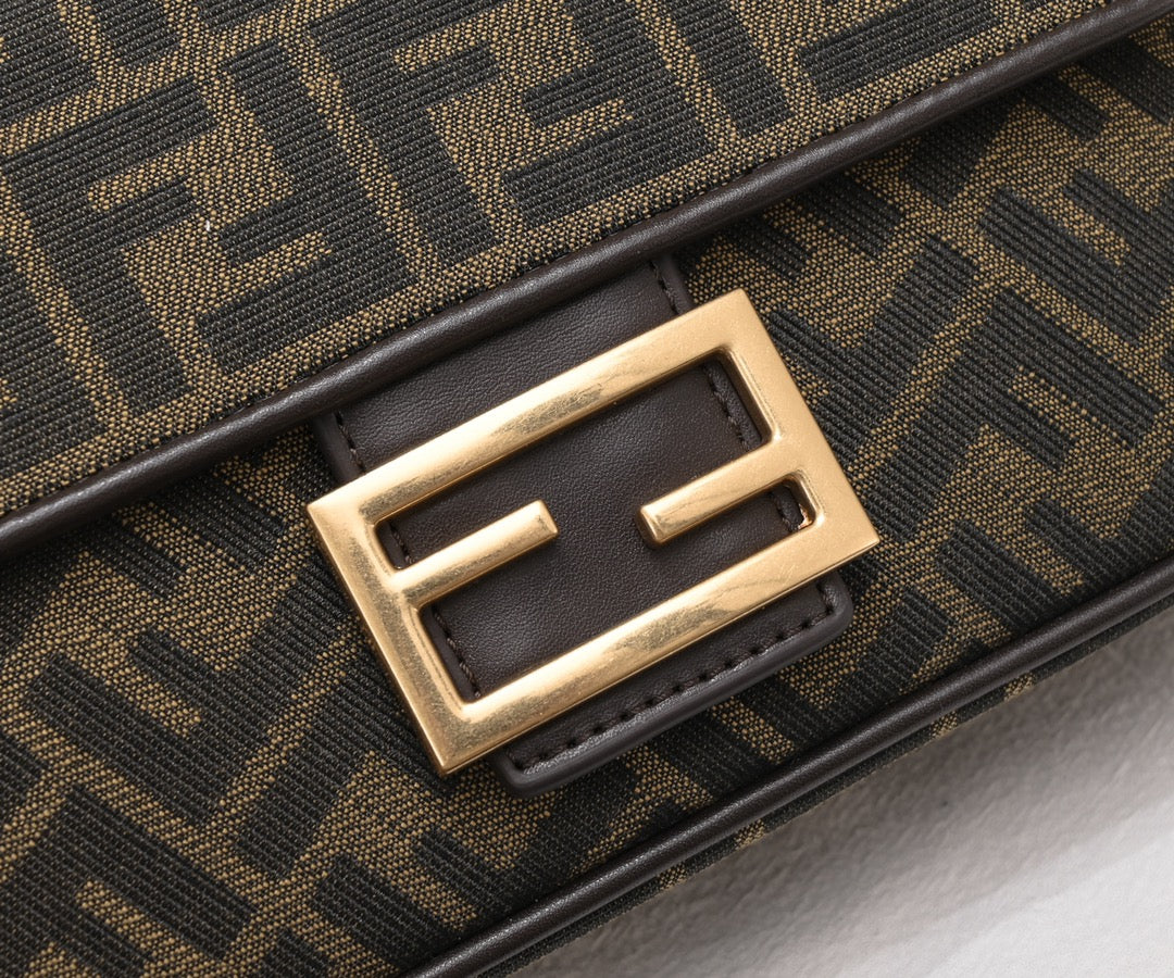 Bolsa baguette pequeña con monograma