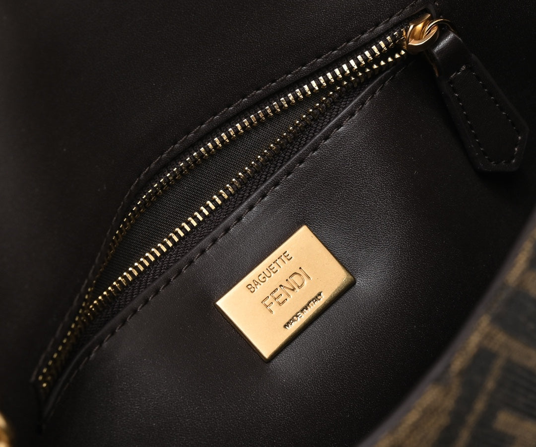 Bolsa baguette pequeña con monograma