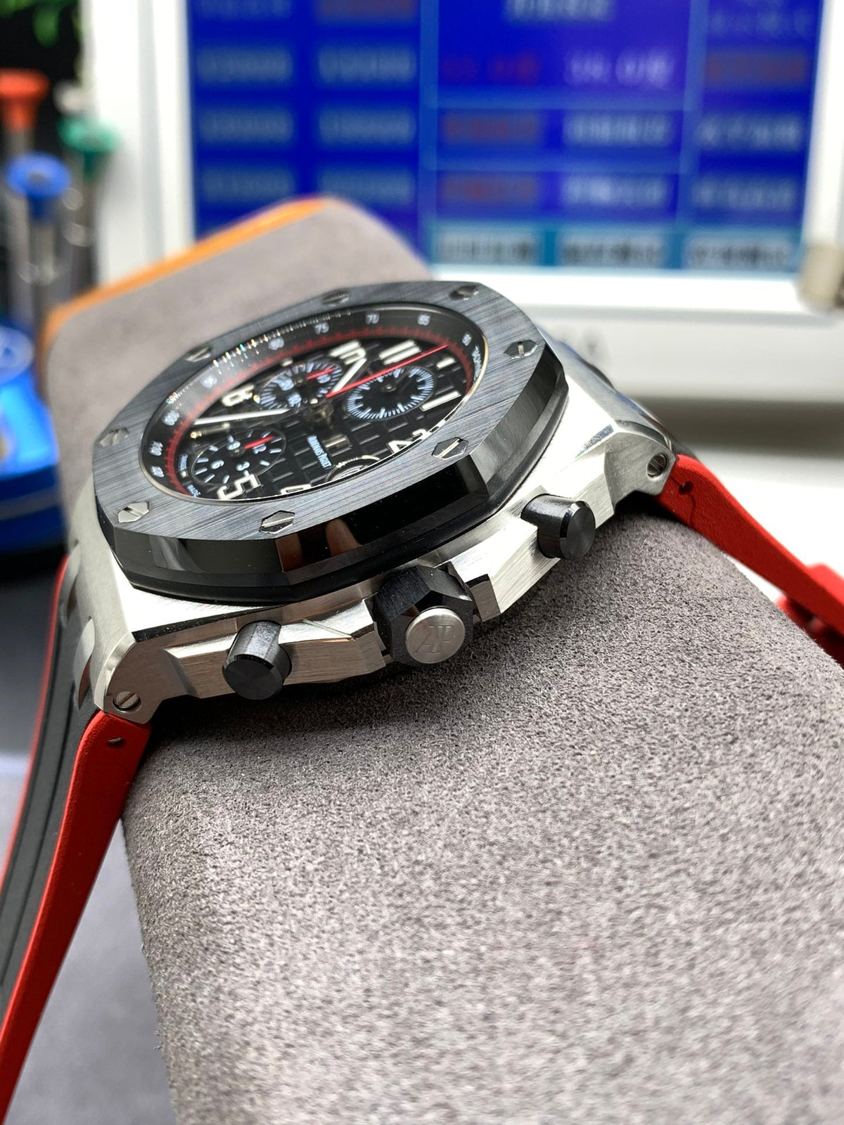 Reloj deportivo cronógrafo negro y rojo de 44 mm