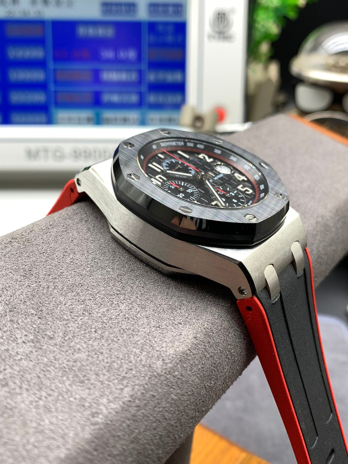Reloj deportivo cronógrafo negro y rojo de 44 mm