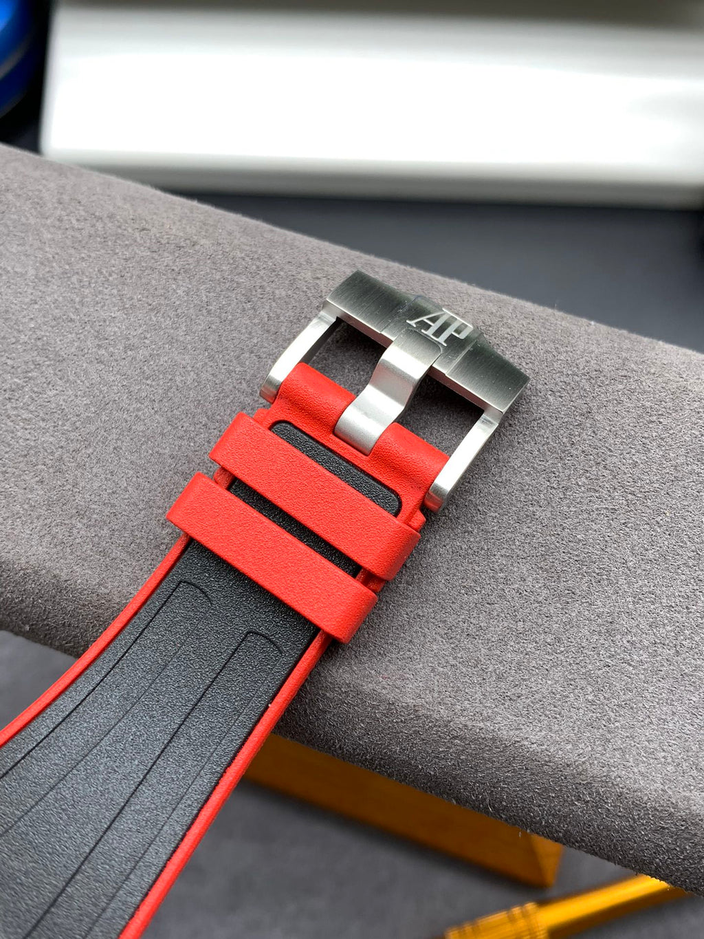 Reloj deportivo cronógrafo negro y rojo de 44 mm