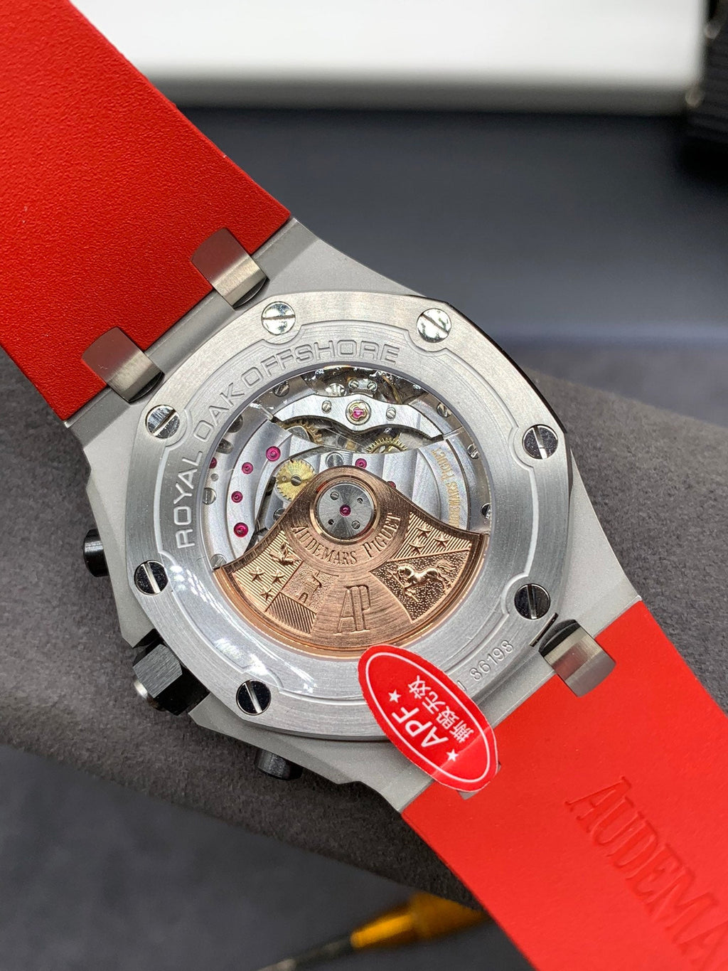 Reloj deportivo cronógrafo negro y rojo de 44 mm