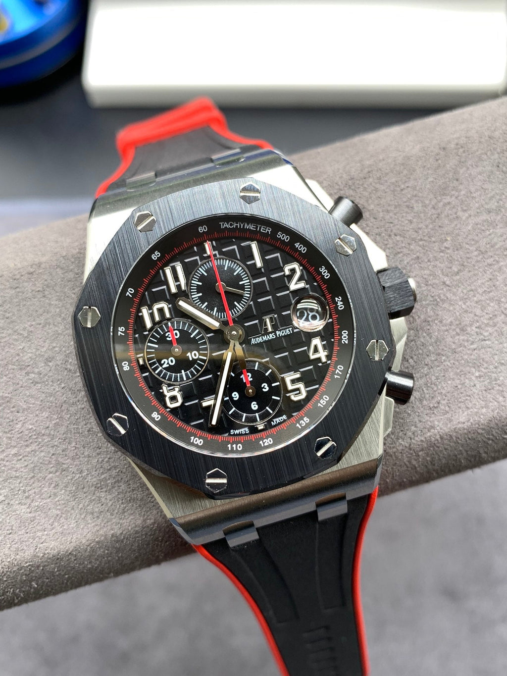 Reloj deportivo cronógrafo negro y rojo de 44 mm