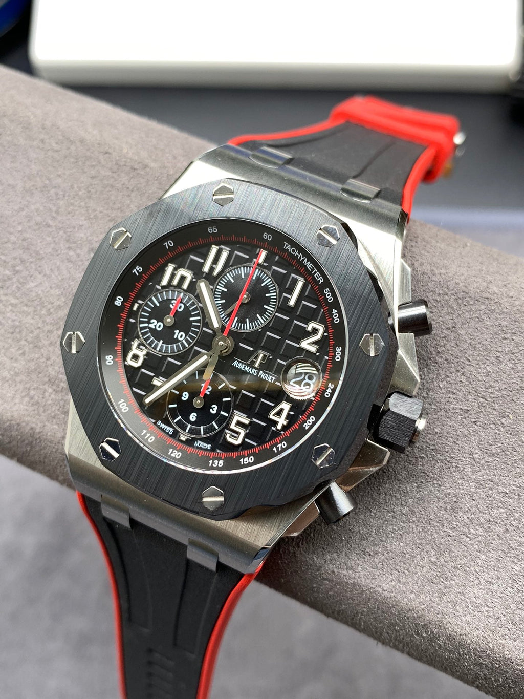 Reloj deportivo cronógrafo negro y rojo de 44 mm