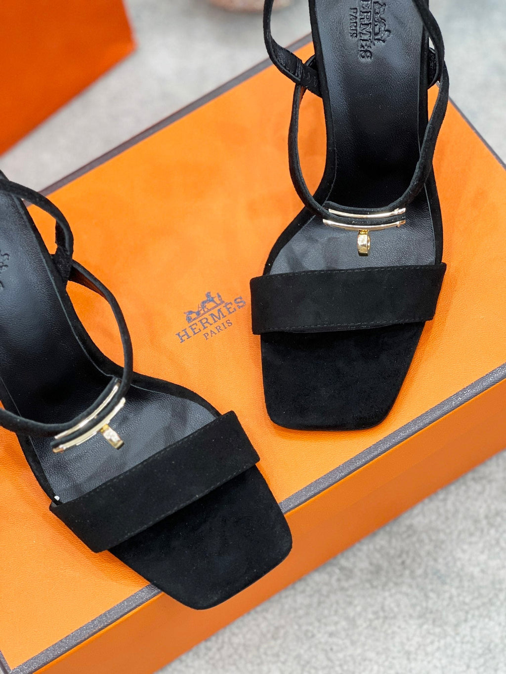 Sandalias Kelly de ante con hebilla