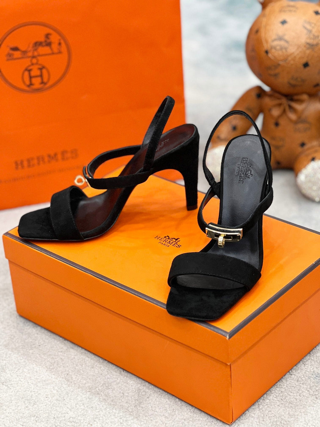 Sandalias Kelly de ante con hebilla