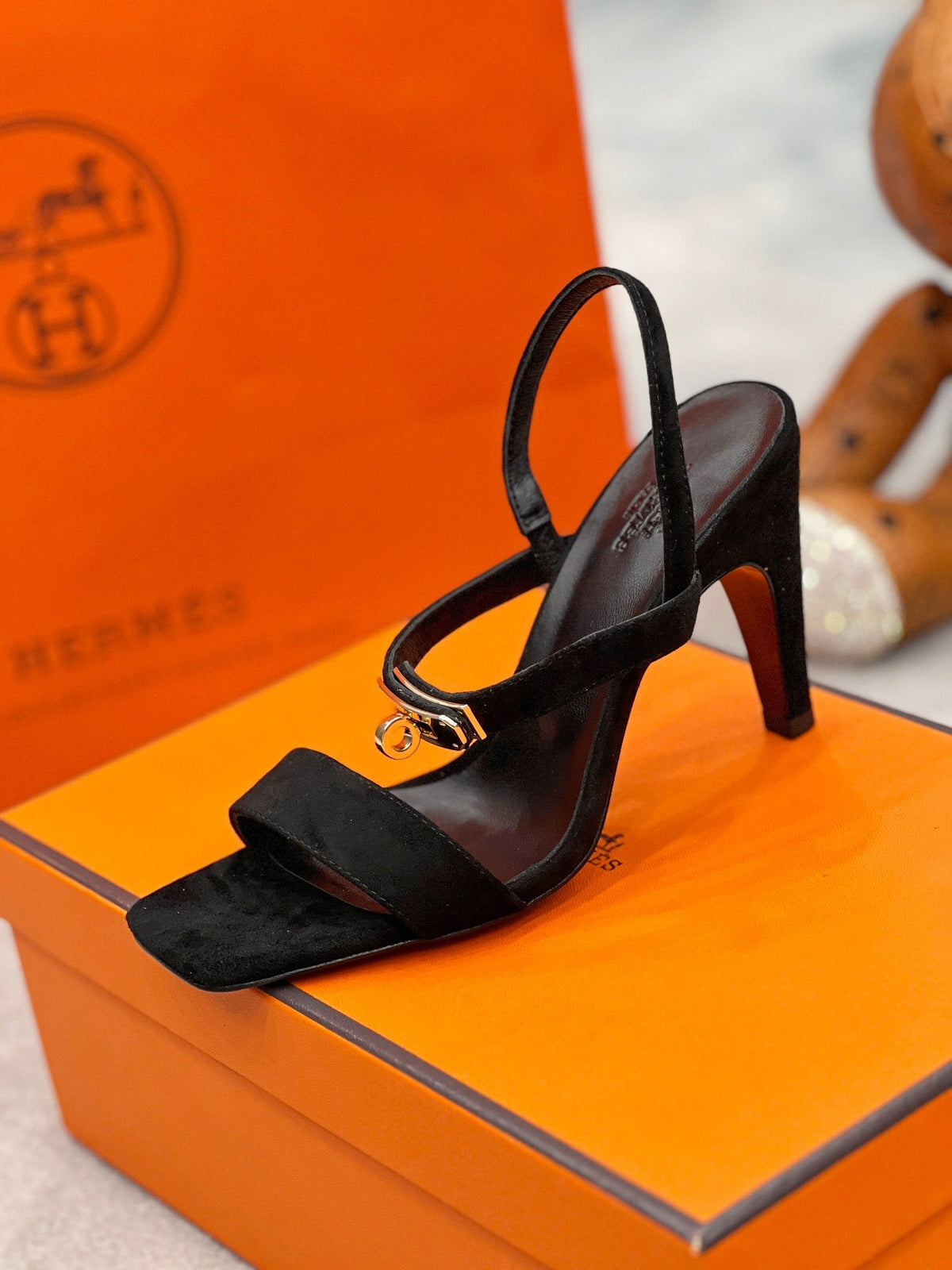 Sandalias Kelly de ante con hebilla