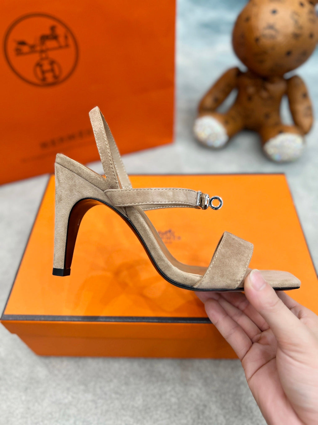 Sandalias Kelly de ante con hebilla