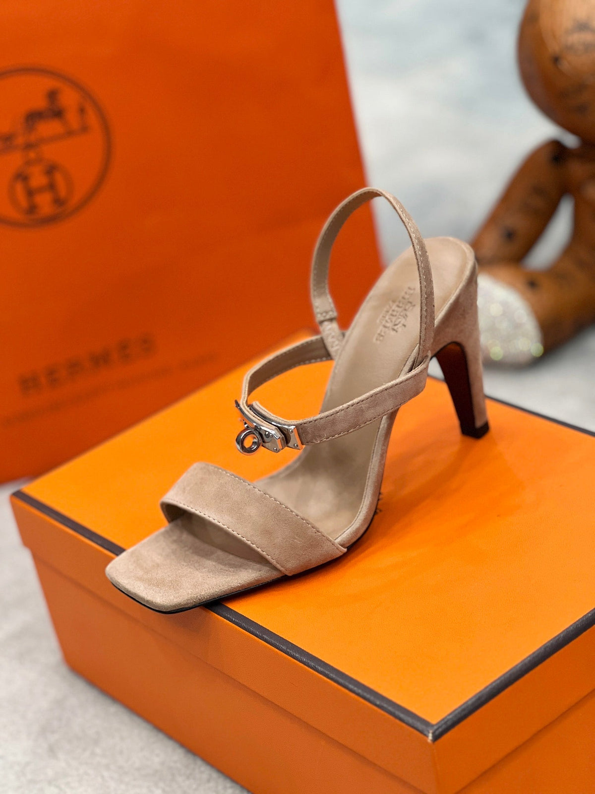 Sandalias Kelly de ante con hebilla