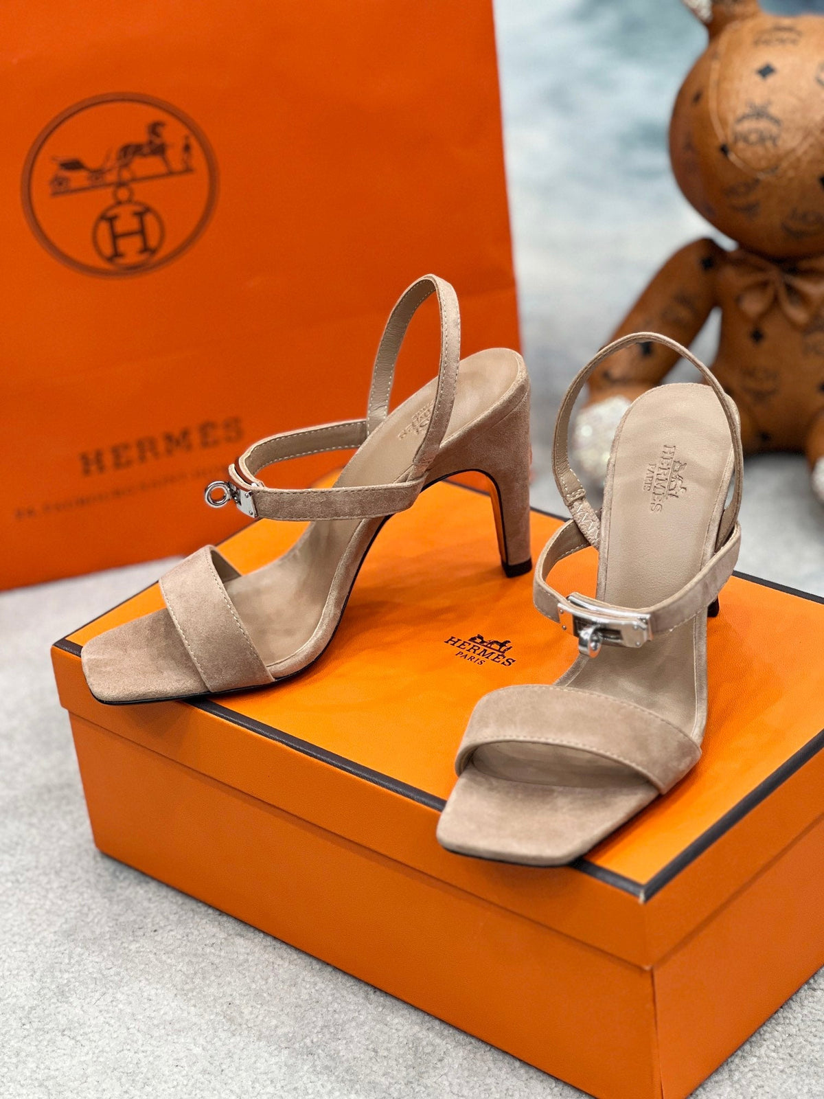 Sandalias Kelly de ante con hebilla