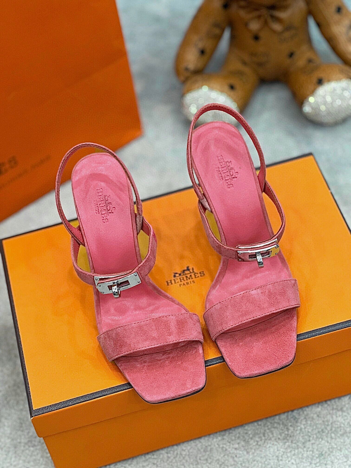 Sandalias Kelly de ante con hebilla