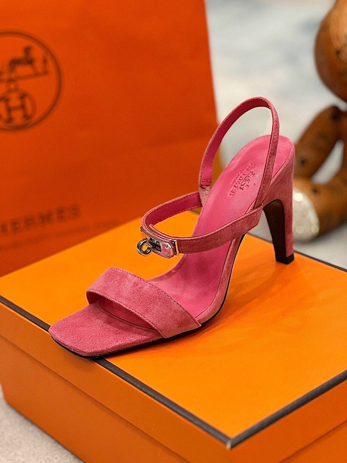 Sandalias Kelly de ante con hebilla