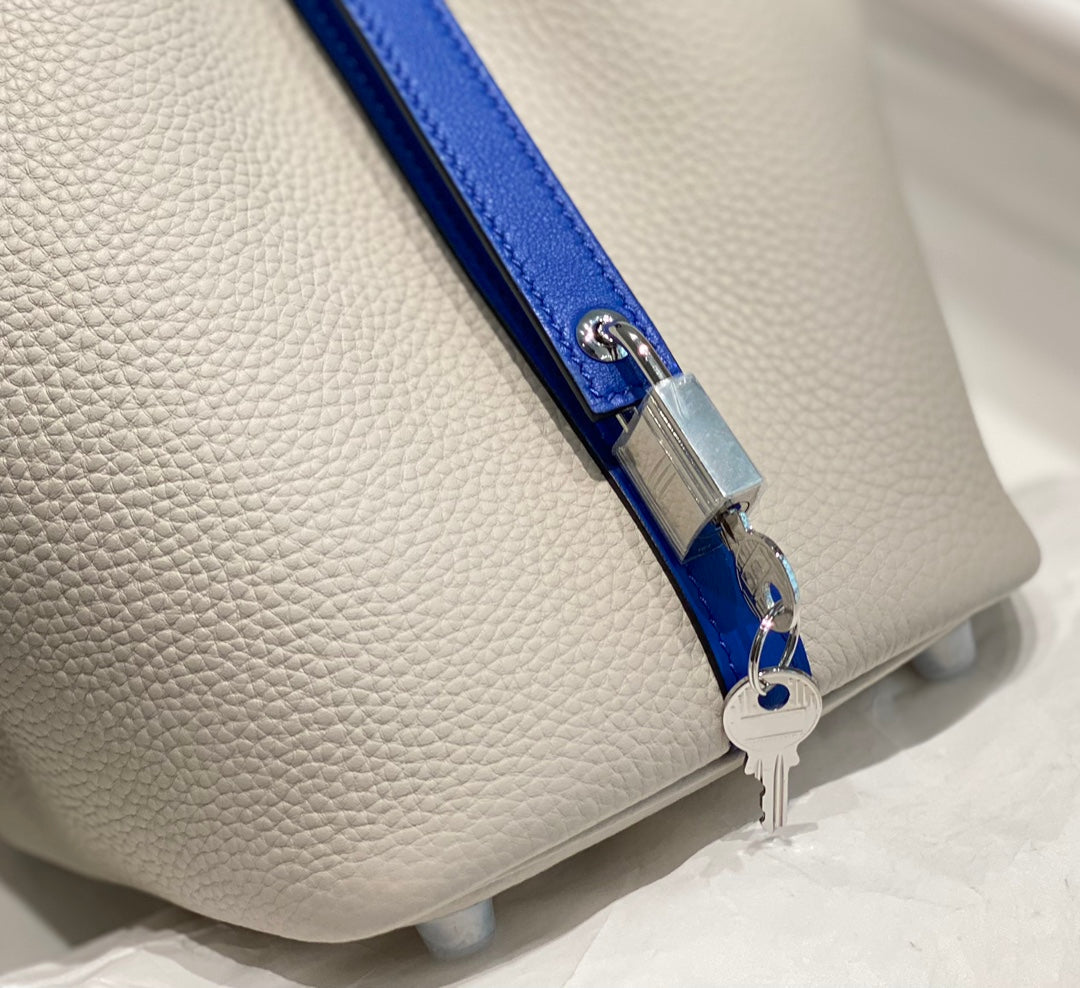Bolsa tipo cubo de gabardina encerada