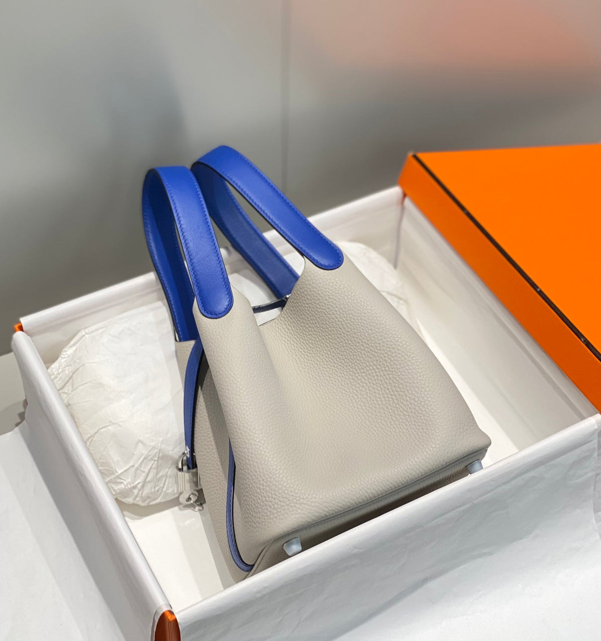 Bolsa tipo cubo de gabardina encerada