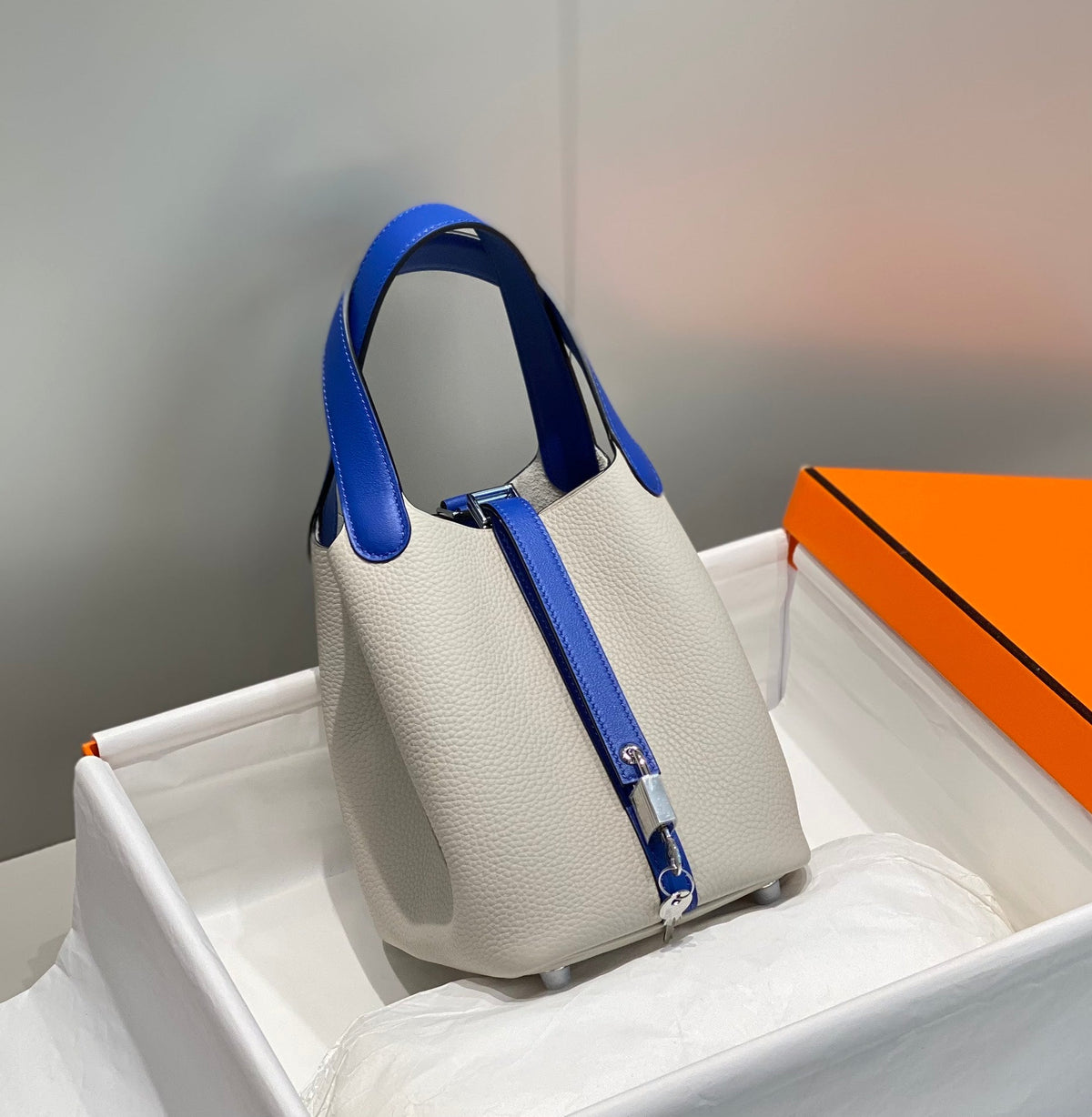 Bolsa tipo cubo de gabardina encerada