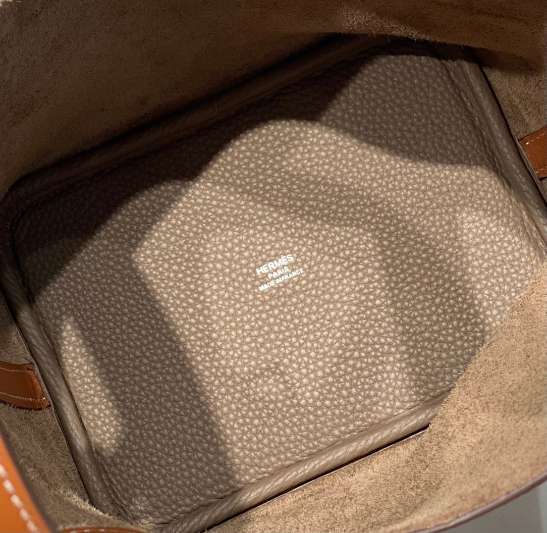 Bolsa tipo cubo de gabardina encerada