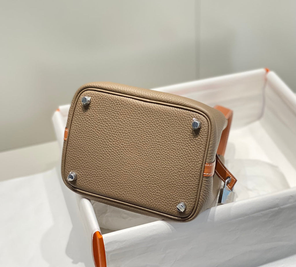 Bolsa tipo cubo de gabardina encerada