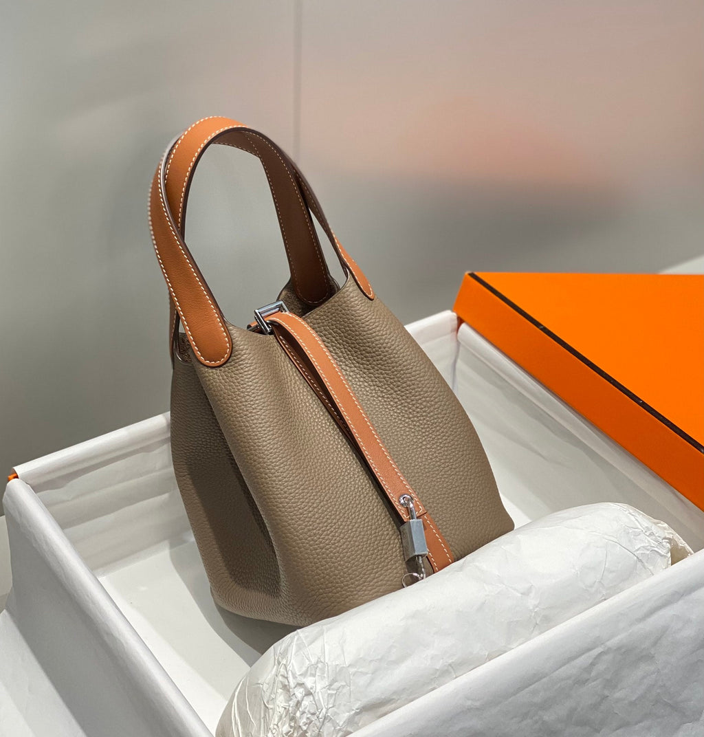 Bolsa tipo cubo de gabardina encerada