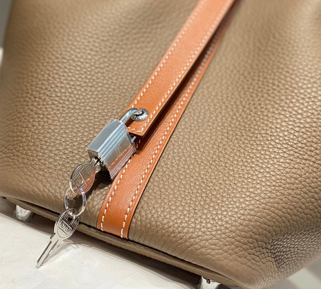 Bolsa tipo cubo de gabardina encerada