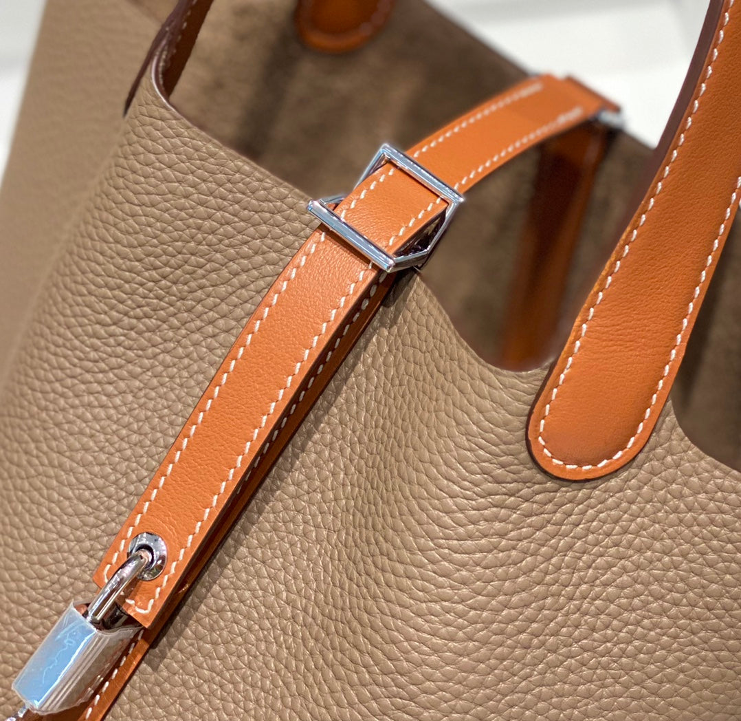 Bolsa tipo cubo de gabardina encerada